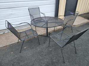 lot 367 image: Heavy Duty Iron Patio Table & Chair Set