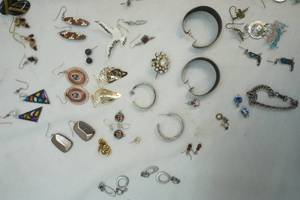 lot 90 image: Womens jewelry