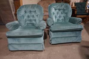 lot 7 image: accent chair