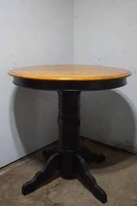 lot 65 image: pedestal table