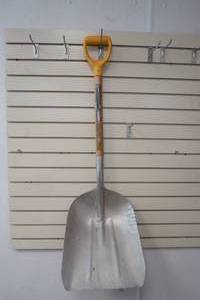 lot 75 image: scoop shovel