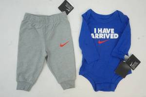 lot 83 image: Nike 2 piece outfit