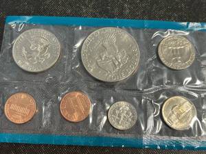 1974 US MINT SET WITH IKE DOLLAR