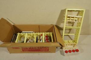 lot 17 image: Vintage Kids Chemistry Set