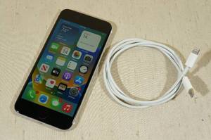 lot 37 image: Apple iPhone SE -White