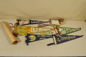 lot 148 image: Vintage Pennants and Souvenirs - State and National Parks