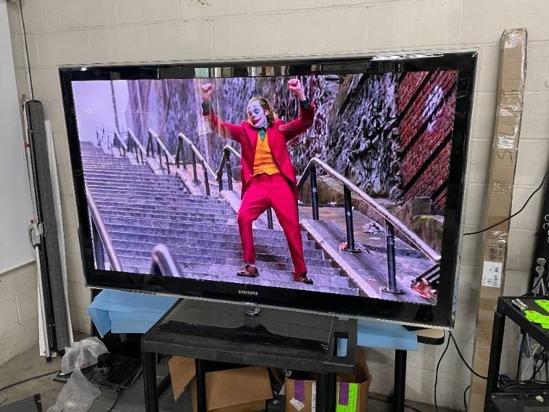 lot 7 image: Samsung UN55B7100 55 LED High Definition HDTV Display  Monitor  Television  TV with Table Stand