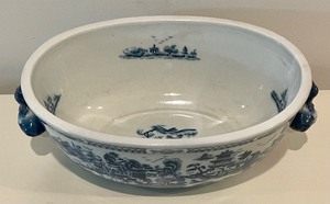lot 43 image: Blue and White Chinese Decorative Oval Shaped Vessel