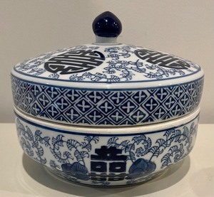 lot 14 image: Three Blue and White Decorative Japanese Ceramic Items