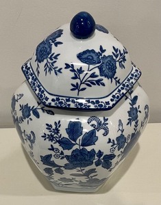 lot 46 image: Blue and White Floral Design Ginger Jar