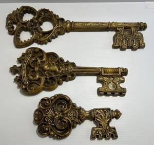 lot 8 image: Vintage Ornate Plaster Wall Art Keys