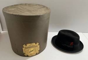 lot 17 image: Vintage Wormser Supreme Hat With Three Hat Box