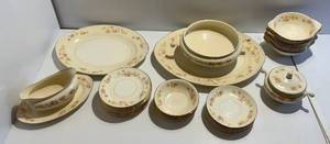 lot 185 image: 1950s Homer Laughlin Eggshell Nautilus China Aristocrat Gold Trim Dinnerware Set