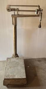 lot 315 image: Antique Fairbanks-Morse Stand up Scale On Wheels