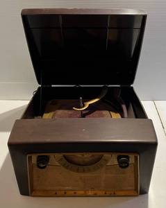 lot 252 image: 1954 Admiral 5D32D RadioHam Radio Record Player  (Needs Restoration)