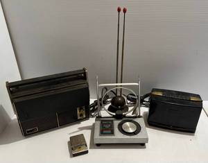 lot 260 image: Group Of Misc. Vintage Radios Including 1970s Solid State Peerless Multi Band Radio And More