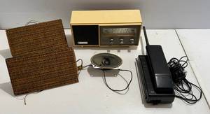 lot 265 image: Group Of Misc. Vintage Electronics Including Panasonic Radio And More