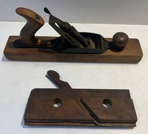 lot 32 image: Antique Wood Planes