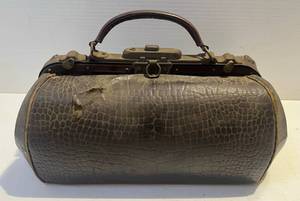 lot 86 image: Antique Alligator Skin Veterinarian Bag With Provenance