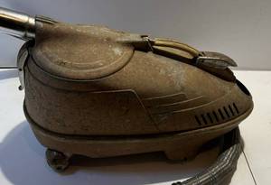 lot 119 image: 1950s-60s Interstate Compact Electra Vacuum Anniversary No. C-6 (Needs TLC)