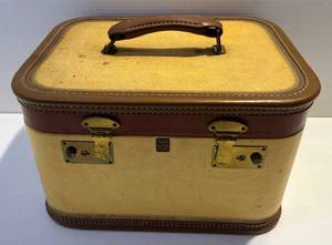 lot 121 image: Vintage US Trunk Company Train Travel Case