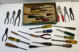 lot 185 image: Misc. Screwdrivers & Vintage Tools