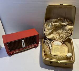 lot 221 image: 1960s-70s Arvin Radio & Hair Dryer In Case