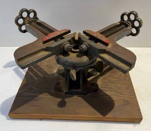 lot 230 image: Antique Stanley Corner Vise