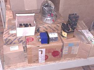 Lot of (1 Box) Assorted Electrical Parts - Chain, Contactor, Hydraulic Pump, Bracket Assembly