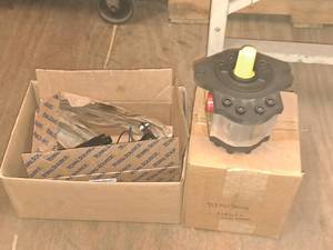 Lot of (1 Box) Hydraulic Pump, Steering Pump with Column (New)