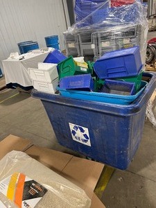 lot 178 image: PLASTIC BIN FULL OF PLASTIC STORAGE TOTES