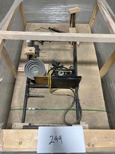 lot 299 image: DTI AUTOMATIC FED PNEAUMATIC SCREW GUN W VIBRATING HOPPER