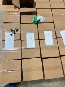 lot 391 image: 5000 GLIDE BLACK PLASTIC LEVELERS 14-25 X 1-12 STEM
