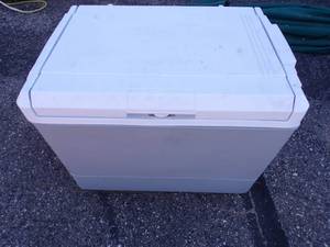 lot 65 image: Coleman Cooler 110v and 12V
