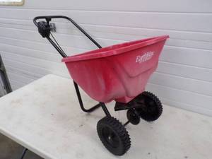lot 95 image: Fertilizer Spreader