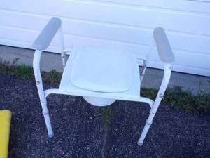 lot 103 image: Commode