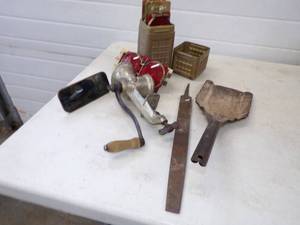lot 28 image: Vintage Lot with Vari Reflector Flare Warning Lights