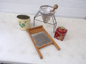 lot 44 image: Vintage Lot of Various Kitchen Items