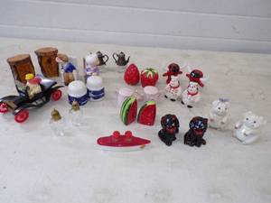 lot 45 image: Impressive Lot of 15 Vintage Salt and Pepper Shakers