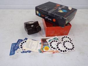 lot 55 image: Vintage View Master with Multiple Disks