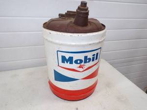 lot 2 image: Vintage 5 Gallon Mobil Oil Can Very Nice Condition