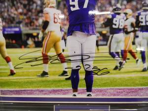 Professionally Framed SIGNED MN VIKINGS EVERSON GRIFFIN  PHOTO--- Approximately 16 x 14 ----- See Pictures  Pending
