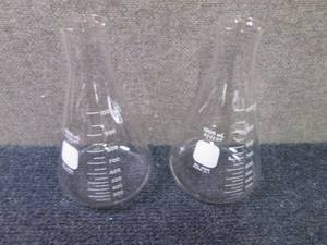 lot 126 image: 2 Pyrex1000ml  Erlenmeyer Flasks Re...