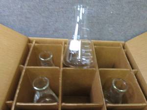 lot 138 image: 4- Pyrex 500 ml Erlenmeyer Flasks R...