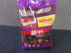 lot 267 image: 55 pc 27.18 oz Bag of Candy...
