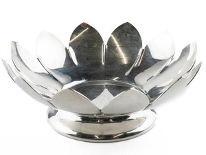 lot 45 image: Reed & Barton Water Lily #3002 - Bon Bon Bowl. 6 58in Silver plate. Very Good Condition.