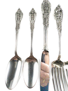 lot 52 image: STERLING SILVER - R. Wallace & Sons Rose Point (1934) 5 assorted pieces
