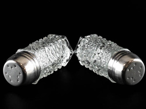 lot 64 image: Salt and Pepper shaker Blown Glass.