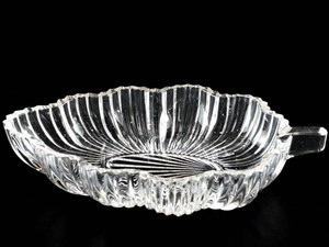 lot 66 image: Vintage Leaf Candy Dish 6 14in Depression Glass.