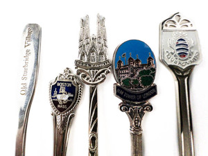 lot 116 image: Group of 5 Souvenir Spoons Old Sturbridge Village, Boston Mass, Soda, Familia, HM Tower of London, Dubrovnik Silver plated.
